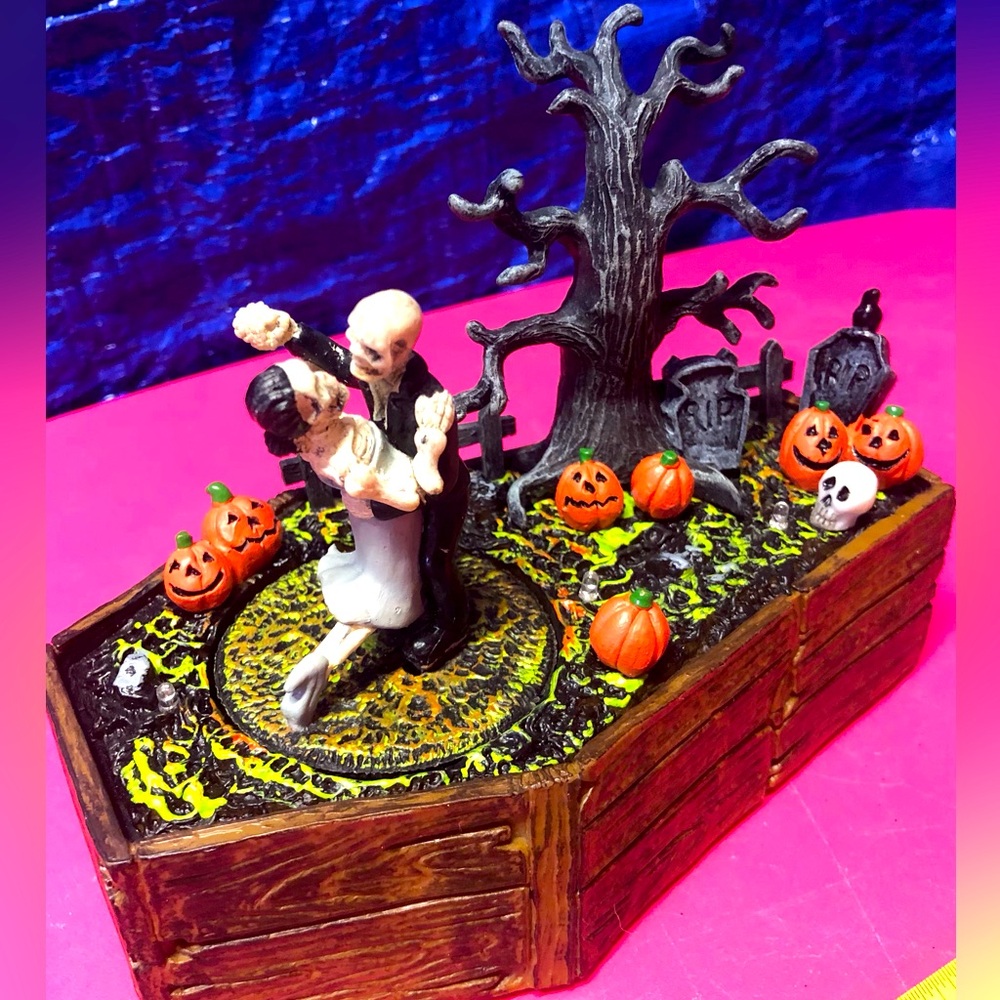 Halloween Dancing Couple Skeleton Figurine Pumpkins Spooky Music Green Lights